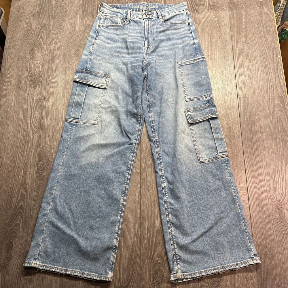 American Eagle Women 8 High Waisted Wide Leg Cargo Jeans Light Wash Blue Baggy